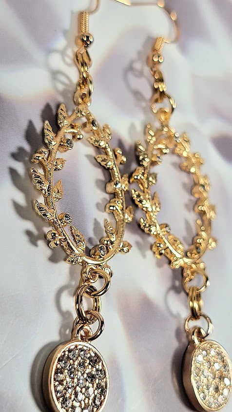 Elegant Teardrop-Shaped Golden Wreath Earring, Sophisticated Dangle