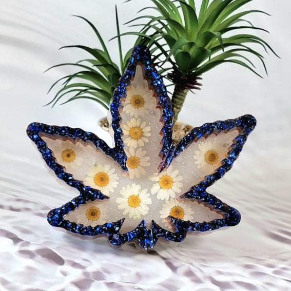 White Daisies Resin Ashtray, Nature-Inspired Tobacco Accessory, Artistic Maple Leaf Silhouette, Conversation Starter Home Decor, Unique Gift