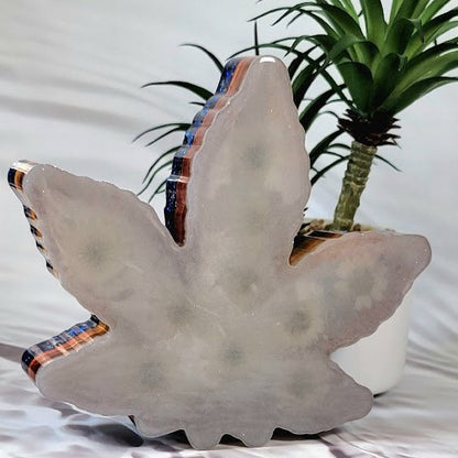 White Daisies Resin Ashtray, Nature-Inspired Tobacco Accessory, Artistic Maple Leaf Silhouette, Conversation Starter Home Decor, Unique Gift