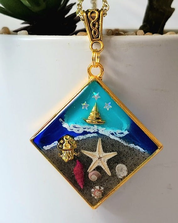 Joyería con temática de playa con barco dorado y medusas, encanto náutico hecho a mano, accesorio con elementos auténticos, elegancia costera, encanto de vacaciones