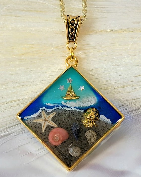 Joyería con temática de playa con barco dorado y medusas, encanto náutico hecho a mano, accesorio con elementos auténticos, elegancia costera, encanto de vacaciones