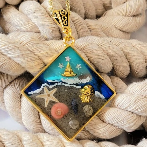 Joyería con temática de playa con barco dorado y medusas, encanto náutico hecho a mano, accesorio con elementos auténticos, elegancia costera, encanto de vacaciones