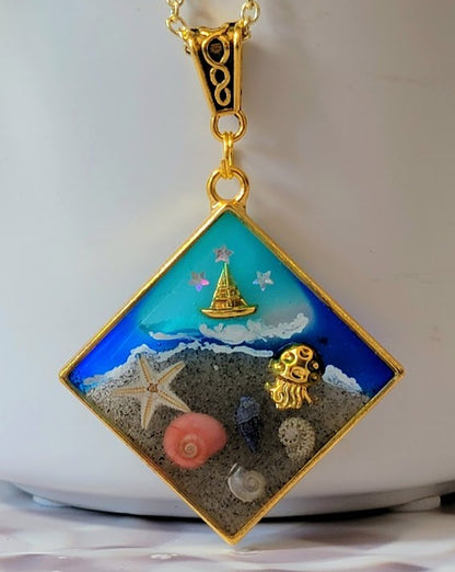 Joyería con temática de playa con barco dorado y medusas, encanto náutico hecho a mano, accesorio con elementos auténticos, elegancia costera, encanto de vacaciones