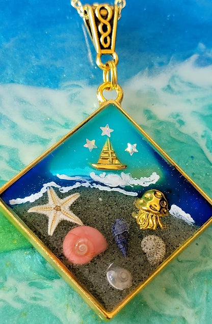 Joyería con temática de playa con barco dorado y medusas, encanto náutico hecho a mano, accesorio con elementos auténticos, elegancia costera, encanto de vacaciones