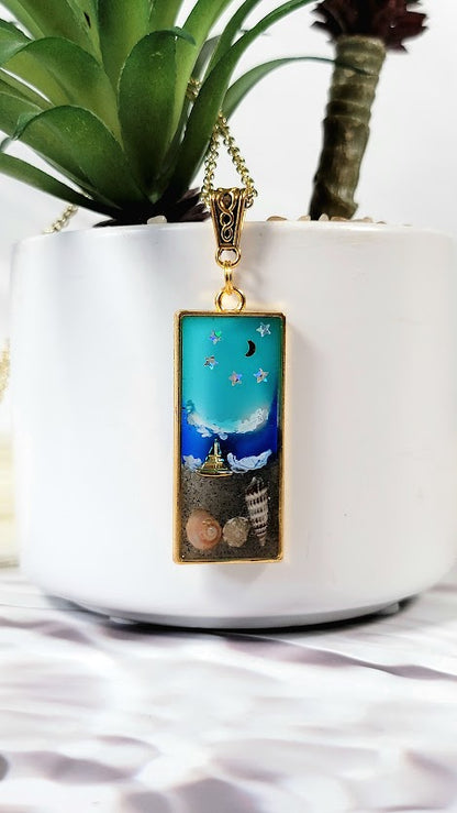 Collier en résine Coastal Journey, bijoux de nuit de plage romantique, ambiance de plage encapsulée, pendentif fantaisiste en coquillages de mer, voilier miniature