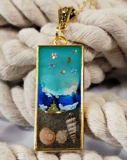 Collar de resina de viaje costero, joyería romántica de noche de playa, ambiente de playa encapsulado, colgante caprichoso de concha de mar, velero en miniatura