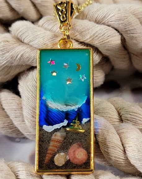 Collar de resina de viaje costero, joyería romántica de noche de playa, ambiente de playa encapsulado, colgante caprichoso de concha de mar, velero en miniatura