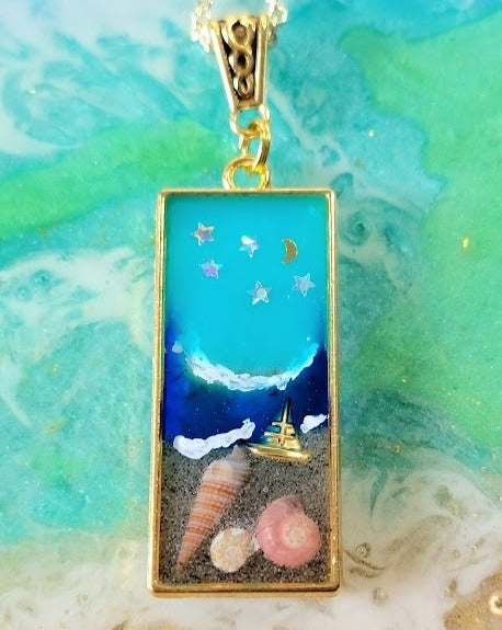 Collier en résine Coastal Journey, bijoux de nuit de plage romantique, ambiance de plage encapsulée, pendentif fantaisiste en coquillages de mer, voilier miniature