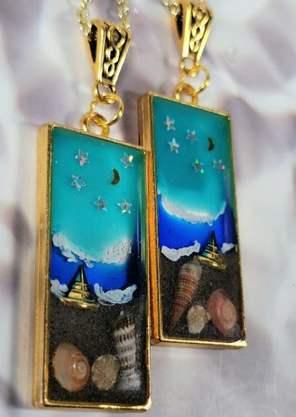 Collier en résine Coastal Journey, bijoux de nuit de plage romantique, ambiance de plage encapsulée, pendentif fantaisiste en coquillages de mer, voilier miniature