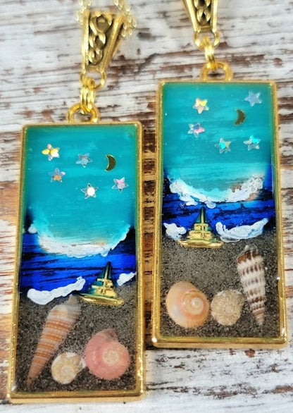 Collier en résine Coastal Journey, bijoux de nuit de plage romantique, ambiance de plage encapsulée, pendentif fantaisiste en coquillages de mer, voilier miniature