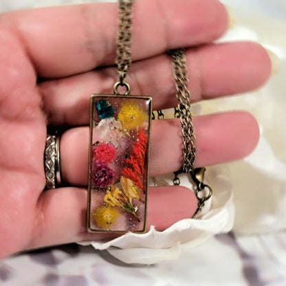 Collier artisanal Meadow Magic, accessoire de déclaration florale intemporelle, charme fait à la main avec élégance botanique, feuillage naturellement pressé