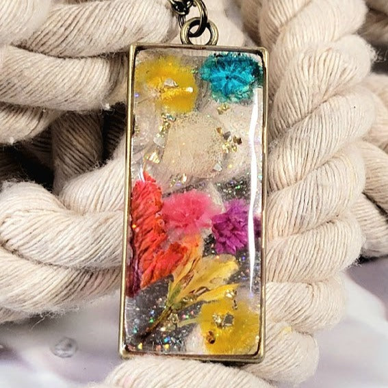 Collier artisanal Meadow Magic, accessoire de déclaration florale intemporelle, charme fait à la main avec élégance botanique, feuillage naturellement pressé