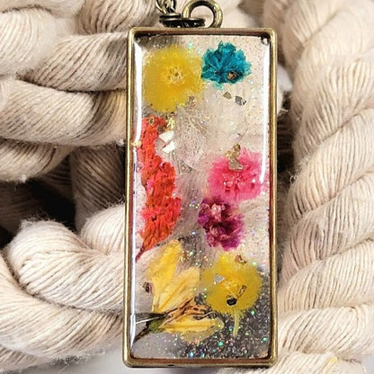 Collier artisanal Meadow Magic, accessoire de déclaration florale intemporelle, charme fait à la main avec élégance botanique, feuillage naturellement pressé