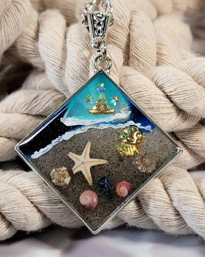 Conception intemporelle de pendentif côtier, collier avec de vrais coquillages, bijoux de mémoire de plage, souvenir d’océan fabriqué à la main, conception de paysage de plage préservé