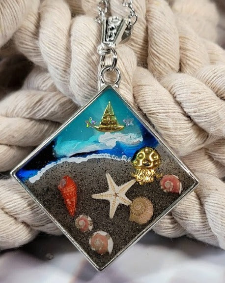 Conception intemporelle de pendentif côtier, collier avec de vrais coquillages, bijoux de mémoire de plage, souvenir d’océan fabriqué à la main, conception de paysage de plage préservé