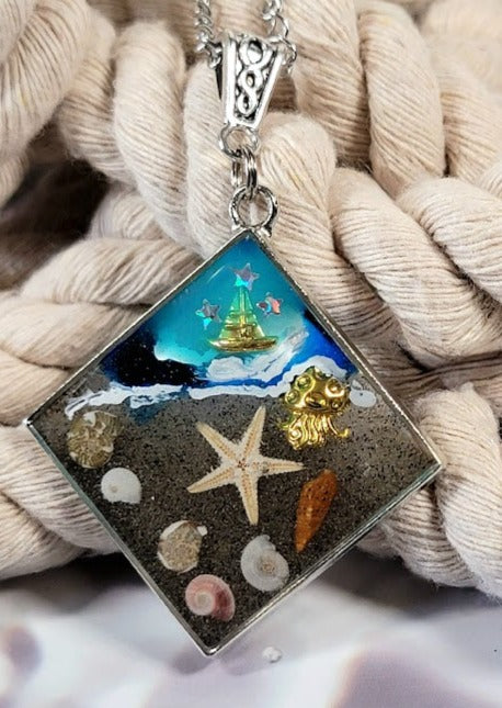 Conception intemporelle de pendentif côtier, collier avec de vrais coquillages, bijoux de mémoire de plage, souvenir d’océan fabriqué à la main, conception de paysage de plage préservé