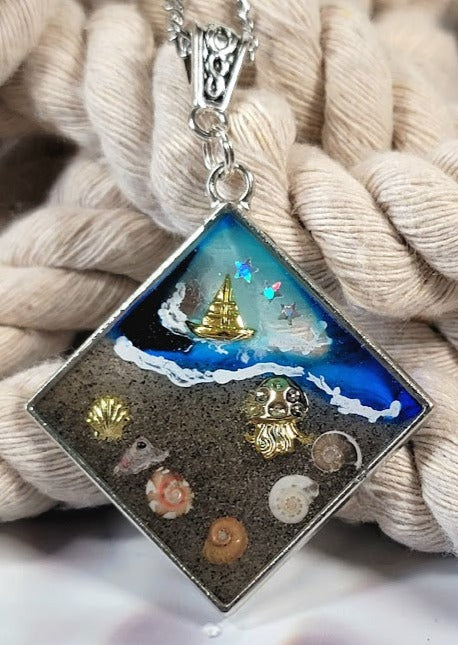 Conception intemporelle de pendentif côtier, collier avec de vrais coquillages, bijoux de mémoire de plage, souvenir d’océan fabriqué à la main, conception de paysage de plage préservé