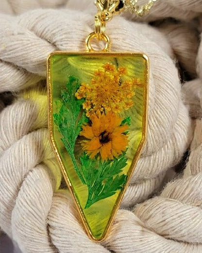 Collier en or Garden Beauty, élégance de la nature dans les bijoux, pendentif unique en résine de fougère et de fleur, accessoire botanique durable fabriqué à la main