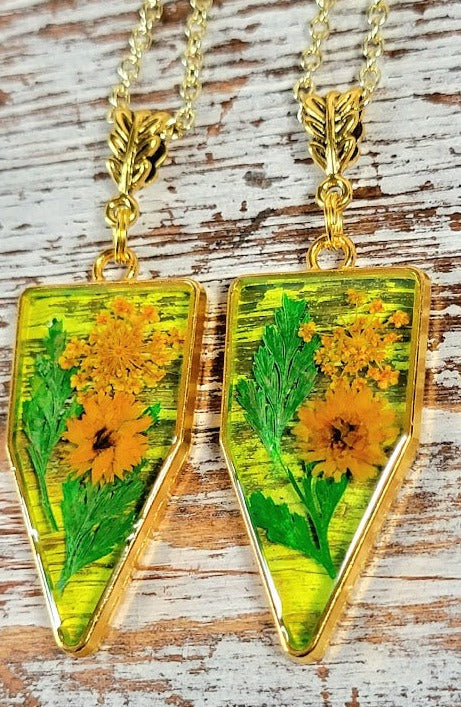 Collier en or Garden Beauty, élégance de la nature dans les bijoux, pendentif unique en résine de fougère et de fleur, accessoire botanique durable fabriqué à la main