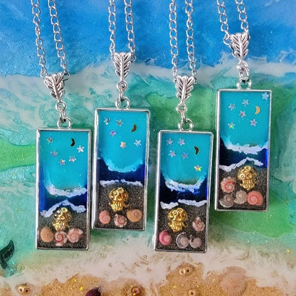 Collier de nuit côtière tranquille, délice des amoureux de la plage, pendentif paysage de plage fabriqué à la main, coquillages authentiques en résine, vacances intemporelles