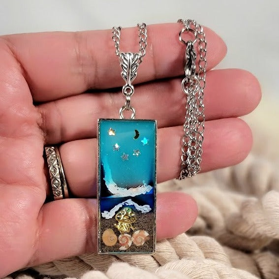 Collier de nuit côtière tranquille, délice des amoureux de la plage, pendentif paysage de plage fabriqué à la main, coquillages authentiques en résine, vacances intemporelles