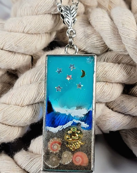 Collier de nuit côtière tranquille, délice des amoureux de la plage, pendentif paysage de plage fabriqué à la main, coquillages authentiques en résine, vacances intemporelles