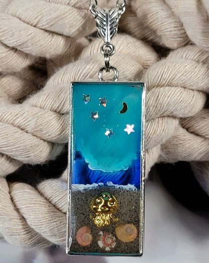 Collier de nuit côtière tranquille, délice des amoureux de la plage, pendentif paysage de plage fabriqué à la main, coquillages authentiques en résine, vacances intemporelles