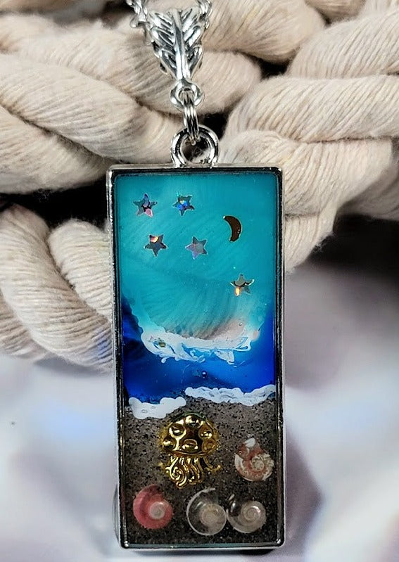 Collier de nuit côtière tranquille, délice des amoureux de la plage, pendentif paysage de plage fabriqué à la main, coquillages authentiques en résine, vacances intemporelles