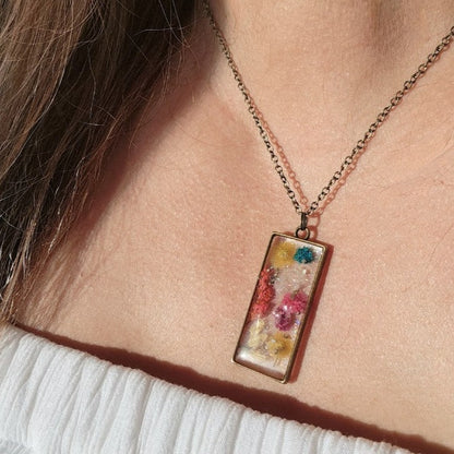 Collier artisanal Meadow Magic, accessoire de déclaration florale intemporelle, charme fait à la main avec élégance botanique, feuillage naturellement pressé