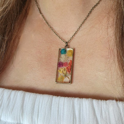 Collier artisanal Meadow Magic, accessoire de déclaration florale intemporelle, charme fait à la main avec élégance botanique, feuillage naturellement pressé