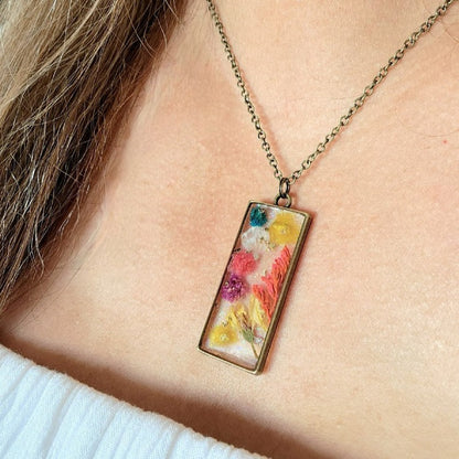 Collier artisanal Meadow Magic, accessoire de déclaration florale intemporelle, charme fait à la main avec élégance botanique, feuillage naturellement pressé