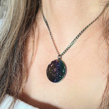 Vibrante collar de luna arco iris, diseño lunar de superficie con cráteres, joyería celestial colorida, joyería encantadora de superficie lunar, diseño duradero