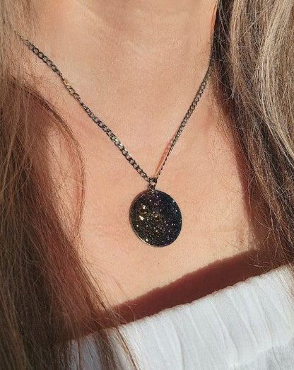 Vibrante collar de luna arco iris, diseño lunar de superficie con cráteres, joyería celestial colorida, joyería encantadora de superficie lunar, diseño duradero