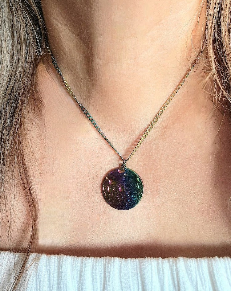 Vibrante collar de luna arco iris, diseño lunar de superficie con cráteres, joyería celestial colorida, joyería encantadora de superficie lunar, diseño duradero