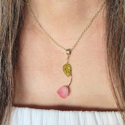 Collier de pétales de rose rose, cadeau romantique pour elle, accessoire floral fabriqué à la main, conception de bijoux pendentif inspirés de la nature, artisanat artisanal unique