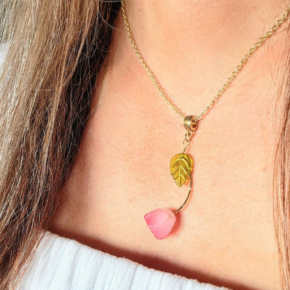 Collier de pétales de rose rose, cadeau romantique pour elle, accessoire floral fabriqué à la main, conception de bijoux pendentif inspirés de la nature, artisanat artisanal unique