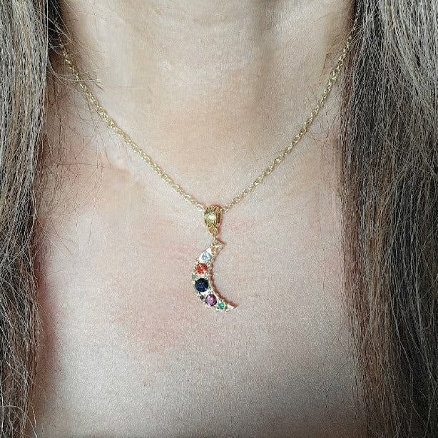 Luna celestial de oro con collar de pedrería vibrante, colgante radiante de inspiración galáctica, diseño de viaje a la luna, joyería majestuosa de galaxias