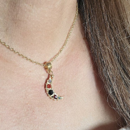 Luna celestial de oro con collar de pedrería vibrante, colgante radiante de inspiración galáctica, diseño de viaje a la luna, joyería majestuosa de galaxias