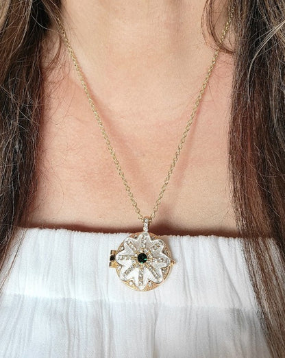 Médaillon doré avec collier en strass, porte-souvenirs au design floral, pendentif au trésor de mémoire spéciale, bijoux de pièce maîtresse verdoyante