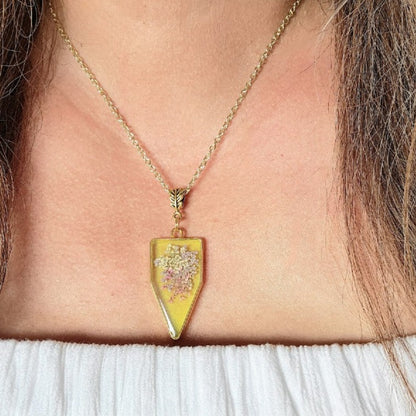 Souffle fantaisiste de bébé dans un collier teinté jaune ludique, pendentif en or inspiré de la nature, pendentif floral fabriqué à la main naturellement préservé