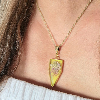 Souffle fantaisiste de bébé dans un collier teinté jaune ludique, pendentif en or inspiré de la nature, pendentif floral fabriqué à la main naturellement préservé