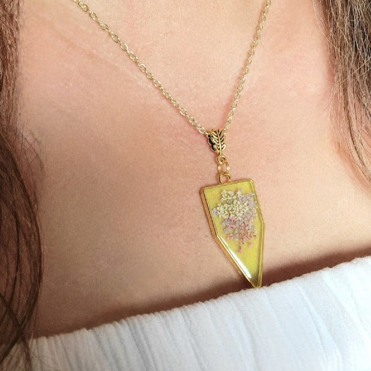 Souffle fantaisiste de bébé dans un collier teinté jaune ludique, pendentif en or inspiré de la nature, pendentif floral fabriqué à la main naturellement préservé