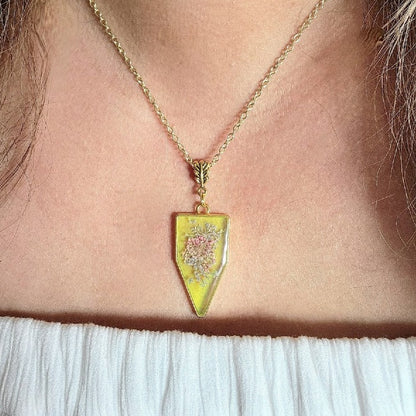 Souffle fantaisiste de bébé dans un collier teinté jaune ludique, pendentif en or inspiré de la nature, pendentif floral fabriqué à la main naturellement préservé