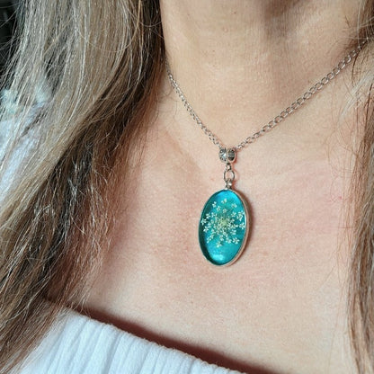 Collier de souffle de bébé blanc préservé, pendentif floral de teinte bleue, bijoux inspirés de la nature, art en résine éthérée, design organique unique