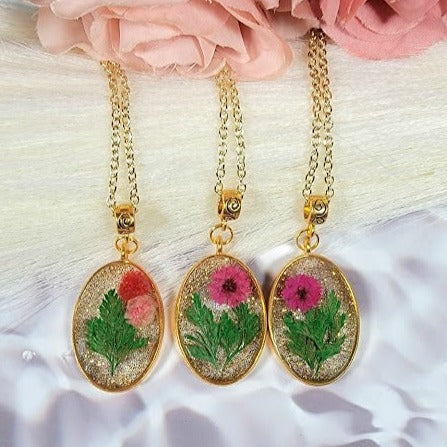 Pendentif floral en résine dorée, collier d’œillets roses et rouges, design floral fantaisiste fabriqué à la main, bijoux en bio-résine écologiques, poussière d’or