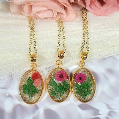 Pendentif floral en résine dorée, collier d’œillets roses et rouges, design floral fantaisiste fabriqué à la main, bijoux en bio-résine écologiques, poussière d’or