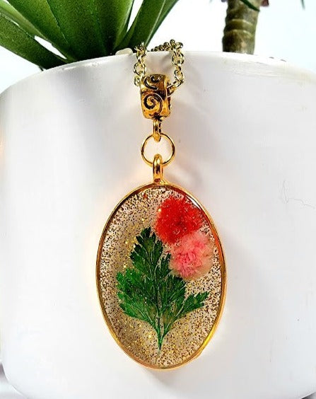 Pendentif floral en résine dorée, collier d’œillets roses et rouges, design floral fantaisiste fabriqué à la main, bijoux en bio-résine écologiques, poussière d’or