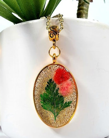 Pendentif floral en résine dorée, collier d’œillets roses et rouges, design floral fantaisiste fabriqué à la main, bijoux en bio-résine écologiques, poussière d’or