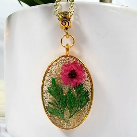 Pendentif floral en résine dorée, collier d’œillets roses et rouges, design floral fantaisiste fabriqué à la main, bijoux en bio-résine écologiques, poussière d’or