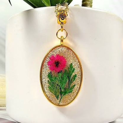 Pendentif floral en résine dorée, collier d’œillets roses et rouges, design floral fantaisiste fabriqué à la main, bijoux en bio-résine écologiques, poussière d’or